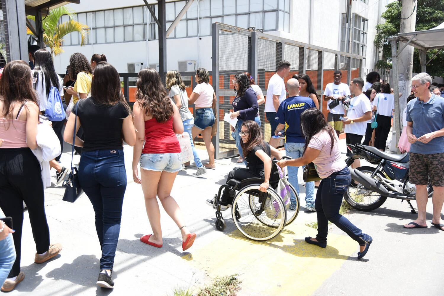 Estudantes acessam local da prova em faculdade na cidade de Jacareí, interior de São Paulo