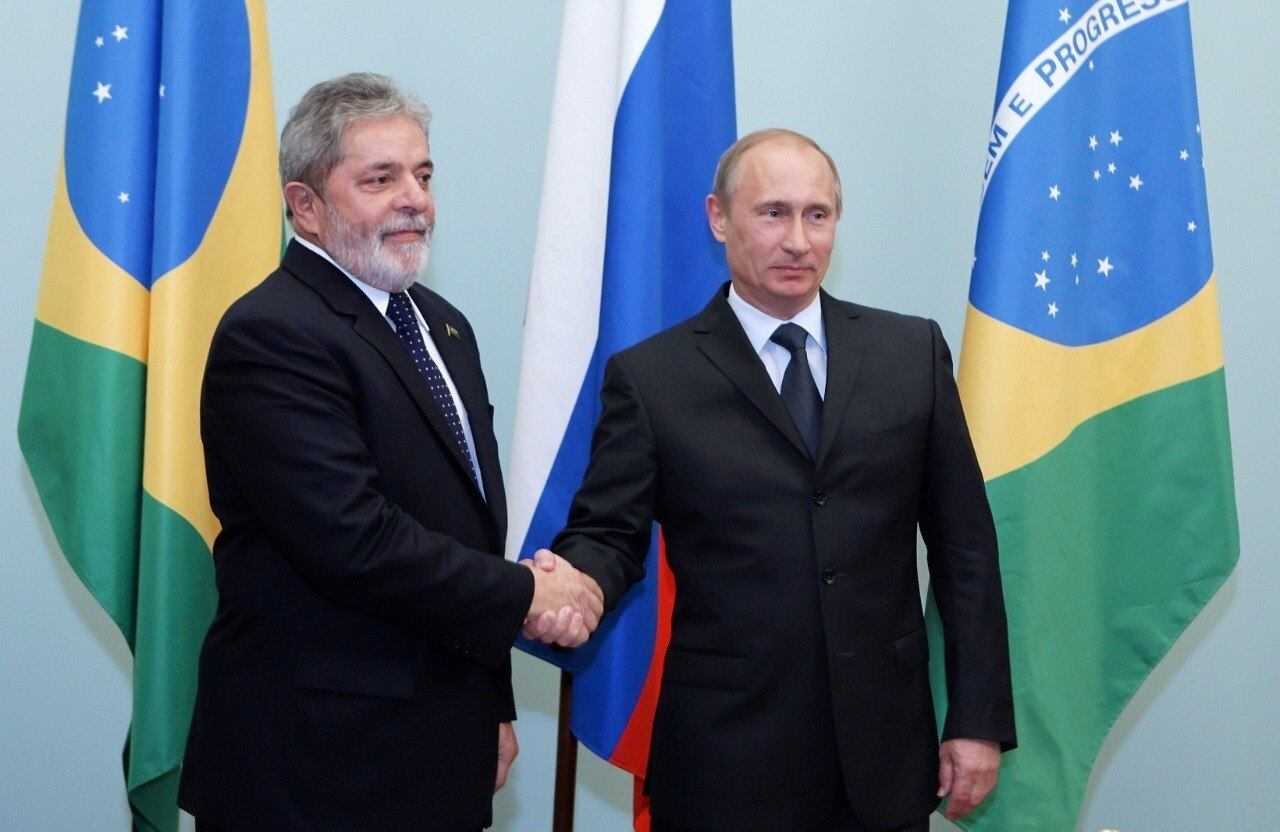 Lula (à esq.) e Vladimir Putin têm boas relações desde os primeiros mandatos do petista
