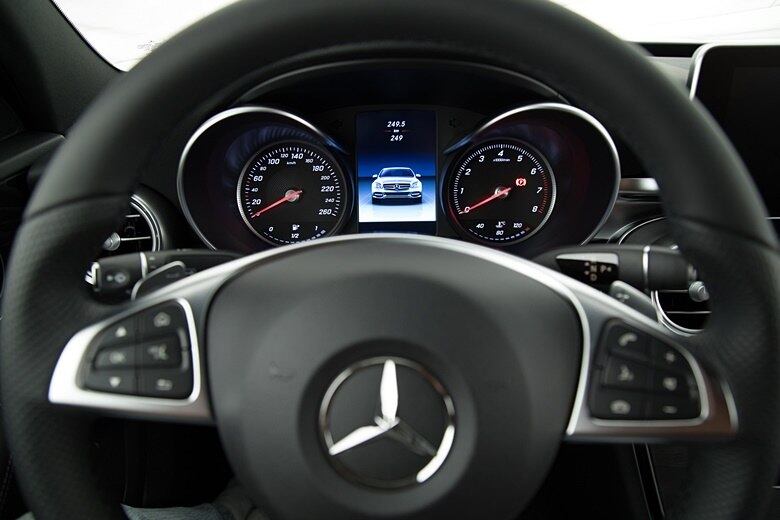 O painel mantém o estilo clássico, com relógios para velocímetro e conta-giros, e traz um visor colorido ao centro