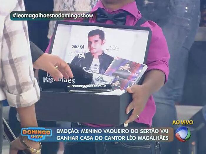 Leo Magalhães ofereceu uma casa nova: "Eu fiquei sensibilizado e nós vamos ajudar a construir uma casa pra vocês!", disse. Além disso, deu um kit de fã com boné, camiseta, CD, DVD, entre outros itens...


+ Aproveite e confira as matérias do programa Domingo Show

+ Já curtiu a página do Domingo Show no Facebook? É só clicar!

+ Siga o Domingo Show no Twitter e receba todas as notícias do programa

