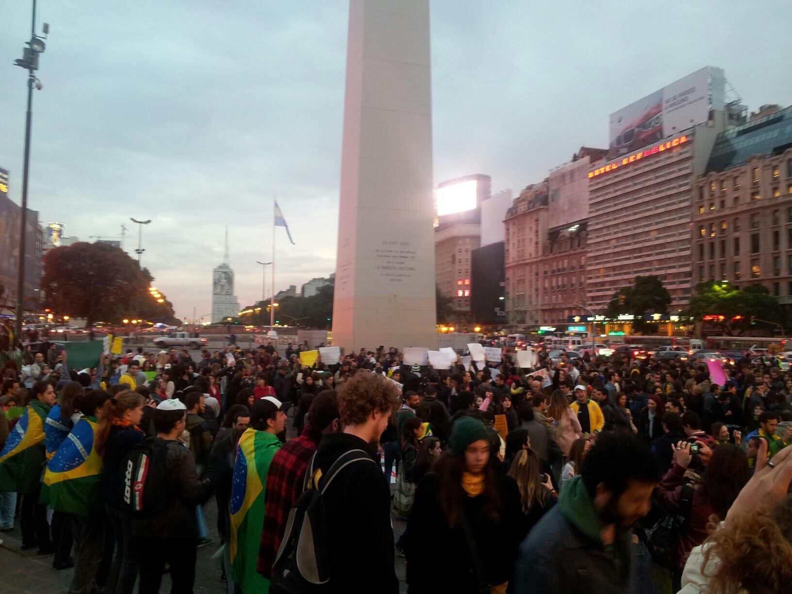 Em torno do Obelisco de Buenos Aires, na Argentina, dezenas de brasileiros também se reuniram nessa terça-feira