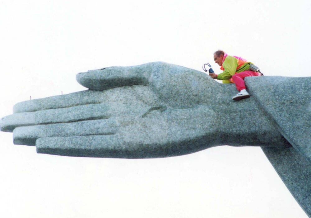 Em 1991, Renato teria também feito as vezes de bonzinho, realizando um sonho um tanto peculiar: escalar o Cristo Redentor e beijar a mão do monumento. A cena foi vista por milhares de telespectadores na televisão. O humorista foi tomado pela emoção e não conseguiu mais falar diante às câmeras