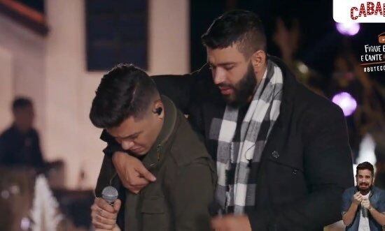 Felipe Araújo é amparado por Gusttavo Lima em live