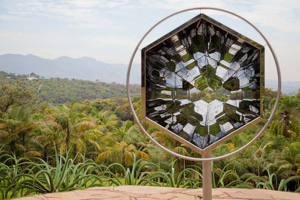 A experiência dos visitantes em Inhotim está associada ao desenvolvimento de uma relação entre arte e natureza, que possibilita aos artistas criarem e exibirem suas obras em condições únicas