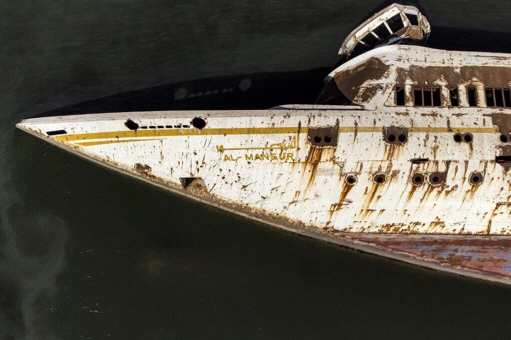 A condição do 'Basrah Breeze' é bem diferente do estado do 'Al-Mansur', que está semisubmerso e com a carcaça enferrujada. Com mais de 7.000 toneladas de peso, o antigo iate presidencial foi montado na Finlândia e entregue ao Iraque em 1983, segundo o site do designer dinamarquês Knud E. Hansen. A embarcação tem capacidade para 32 passageiros e 65 tripulantes