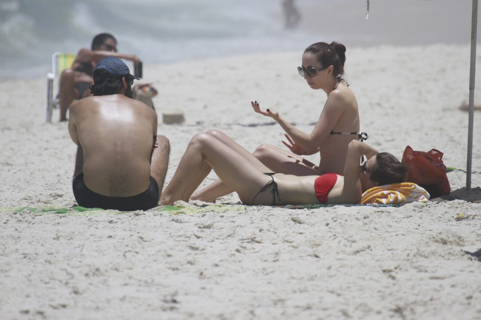 Bianca Bin curte dia de sol e praia com amigos no Rio de Janeiro