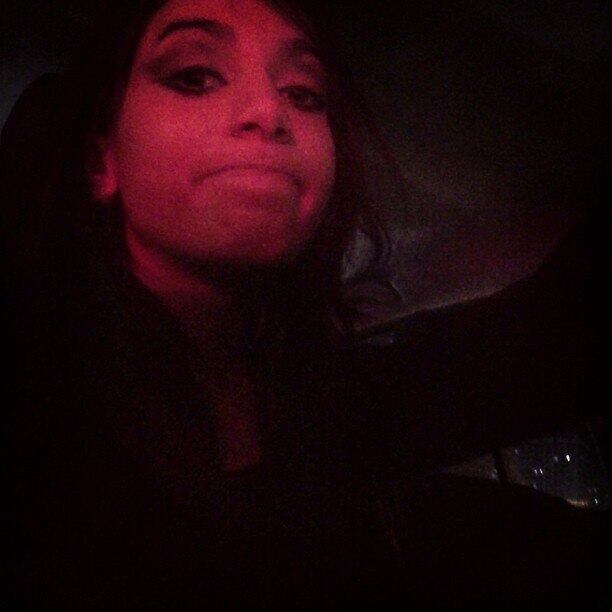 Anitta fez essa cara ao ter de encarar um engarrafamento 