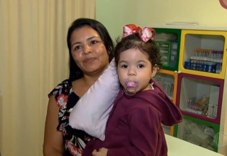 A artesã Francisca Maciel recebeu a notícia de que a filha, Maria Júlia estava com retinoblastoma (tumor maligno na retina) quando a criança tinha 1 ano de idade: "O tumor é um câncer e eu e meu marido ficamos paralisados", relembra. 