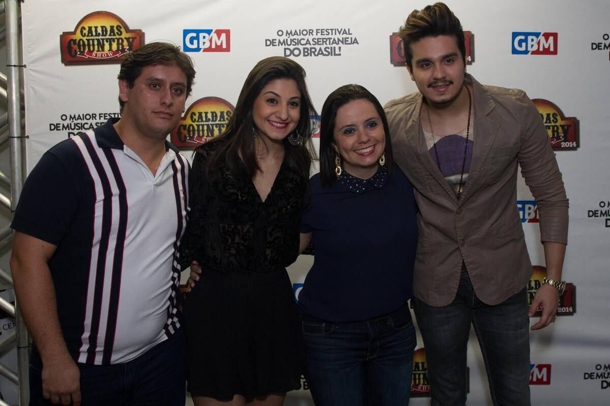 Luan Santana também parou e atendeu alguns fãs para tirar fotos