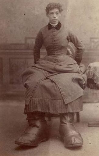 No Dictionary.com ainda há uma definição específica para "freak show", olha só: "exibição de pessoas ou animais com características físicas incomuns ou grotescas".
