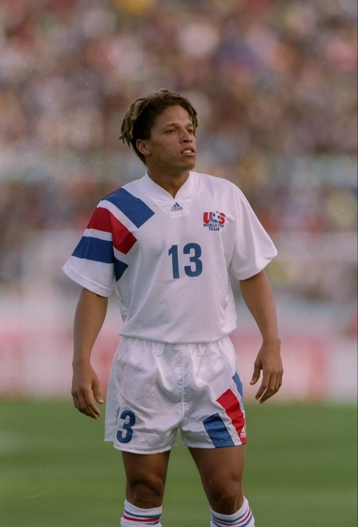 O Vasco já protagonizou dois casos de negociações aleatórias. Uma delas foi a de Cobi Jones. O meia-atacante, que ficou marcado na sua carreira pelas suas tranças, defendeu o clube carioca em 1995
