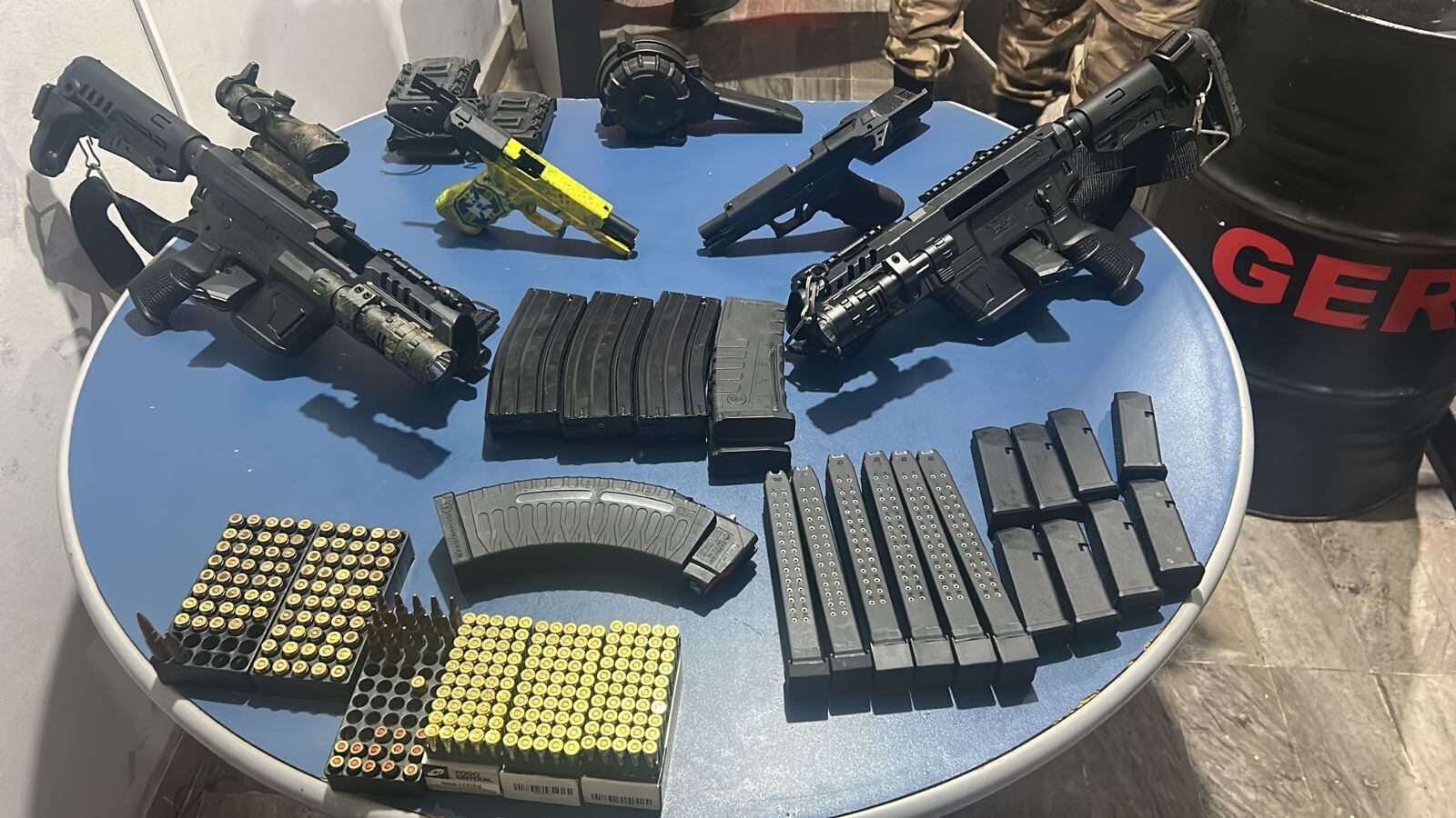 Armas, inclusive granadas, foram encontradas em residência