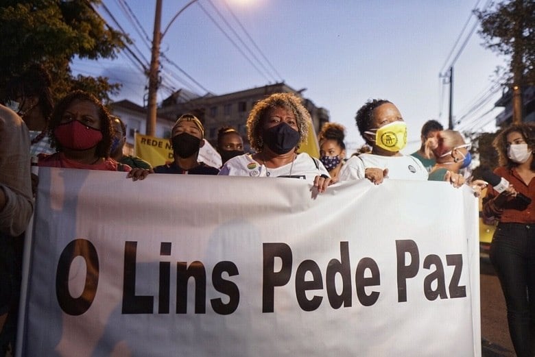 Manifestantes pediram justiça por morte de jovem