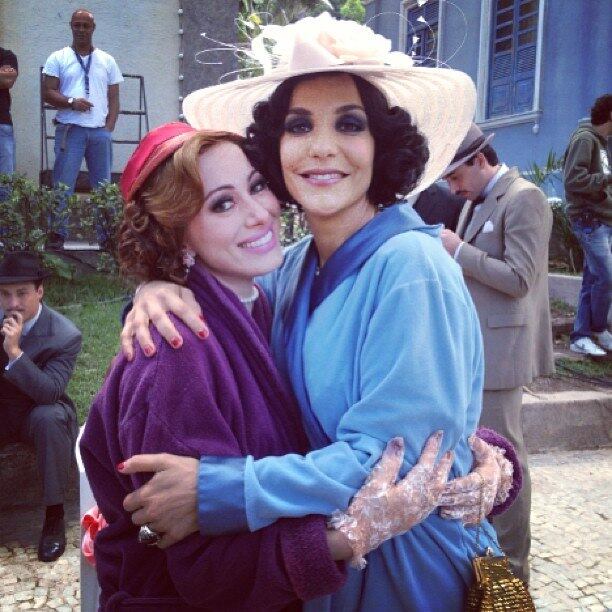 Durante as gravações de Gabriela, produção que fez parte como coadjuvante, fez a festa. Posou com Ivete...