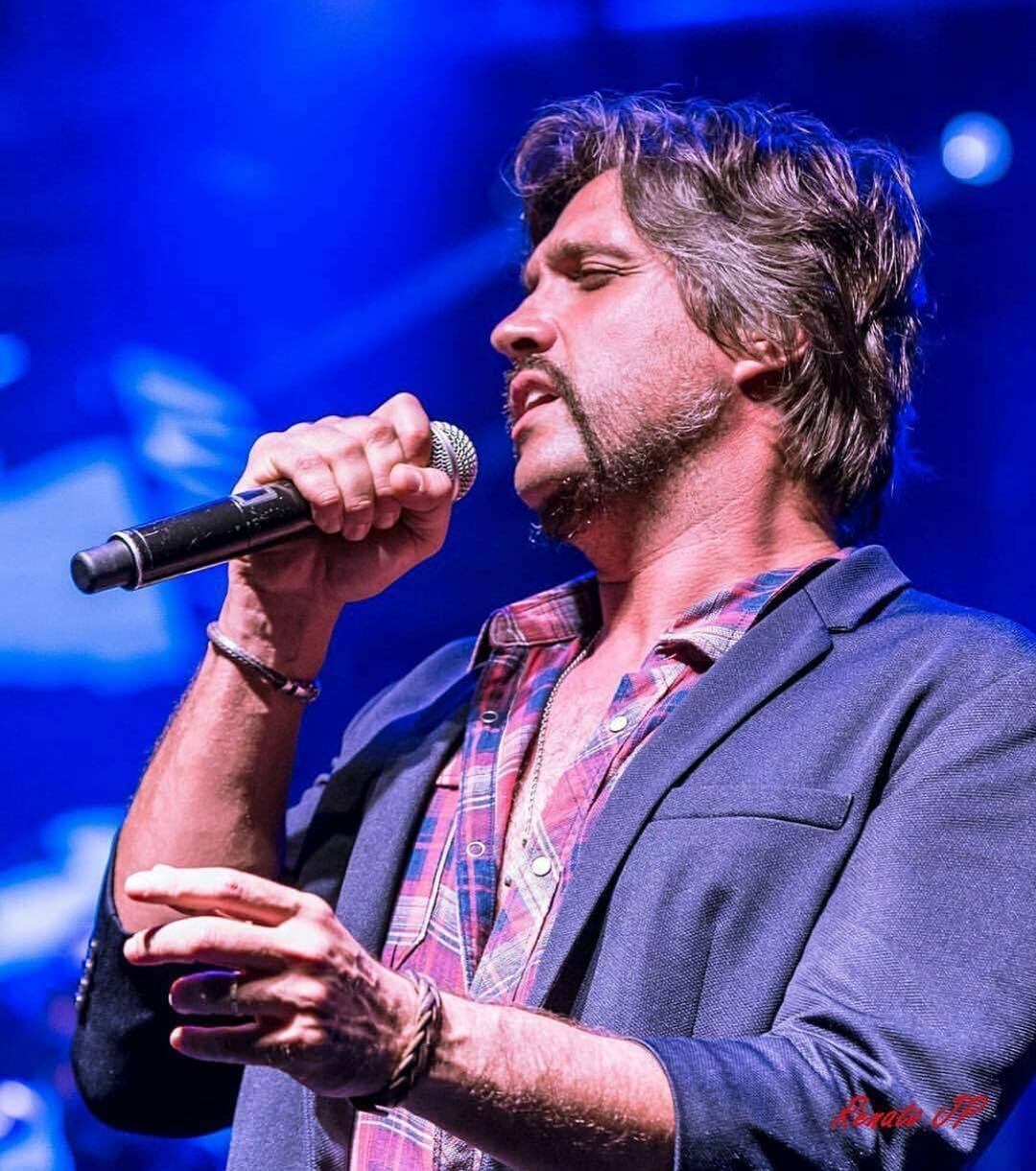 O artista também é embaixador do
programa Jovem Aprendiz, sendo porta-voz de jovens entre 14 e 24 anos que podem
ser contratados por médias e grandes empresas
