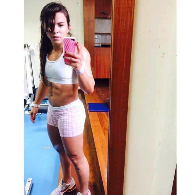 A gata também aproveita para postar fotos antes de ir para academia ou logo após os treinamentos