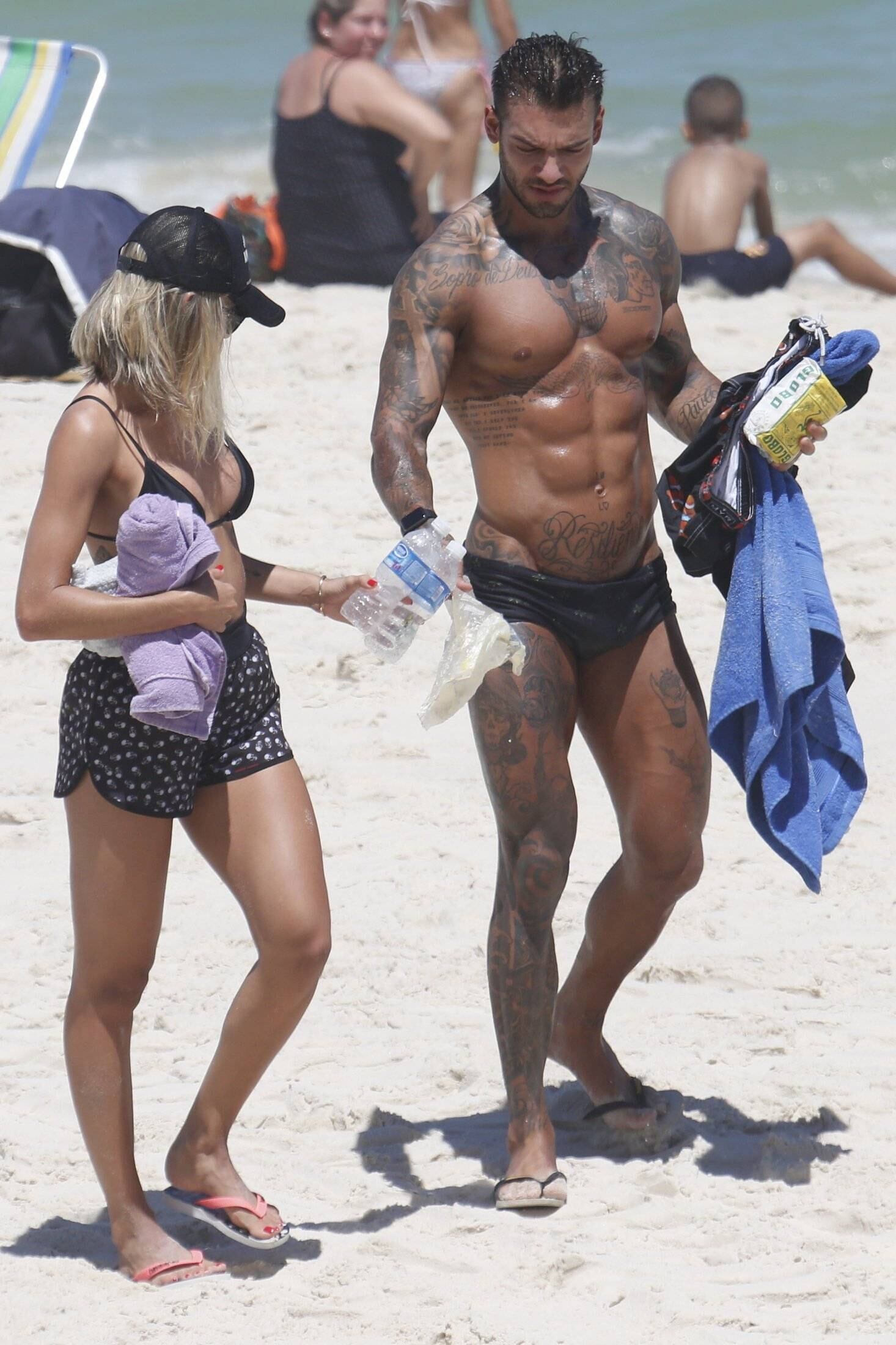 Acompanhado da namorada,  o cantor surpreendeu ao exibir um corpo um tanto musculoso