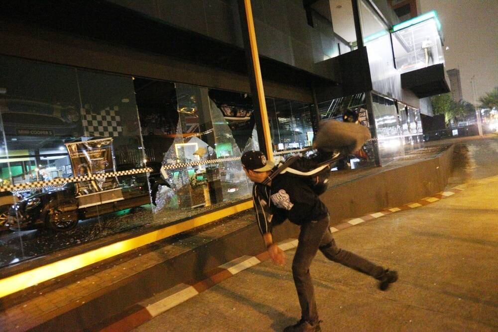 Manifestante depreda concessionária na zona oeste