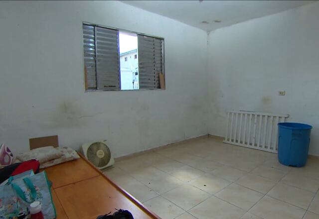 No quarto onde a tragédia aconteceu, os móveis sujos de sangue foram retirados