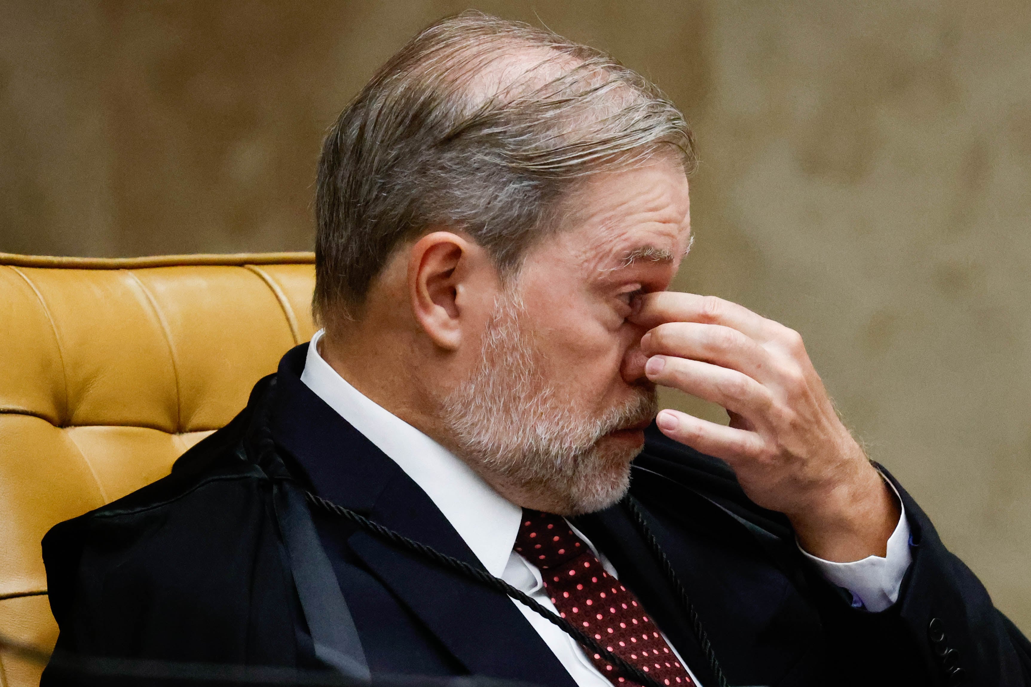 DF - CASO MASTER/PF/VORCARO/TOFFOLI/STF/NEGAÇÃO/AMIZADE - POLÍTICA - O ministro do Supremo Tribunal Federal     (STF) Dias Toffoli durante sessão     plenária realizada na sede da Corte, em     Brasí­lia (DF), na tarde desta quinta-  feira, 12 de fevereiro de 2026. Toffoli     confirmou, em uma nota divulgada mais     cedo, que é sócio e recebeu dividendos     de uma empresa que fez negócios com um     fundo de investimentos ligado ao     banqueiro Daniel Vorcaro, dono do     Master. Toffoli, porém, disse que não     tem "relação de amizade" com Vorcaro e     afirmou que "jamais recebeu qualquer     valor" pago pelo banqueiro.     12/02/2026 - Foto: WILTON JUNIOR/ESTADÃO CONTEÚDO