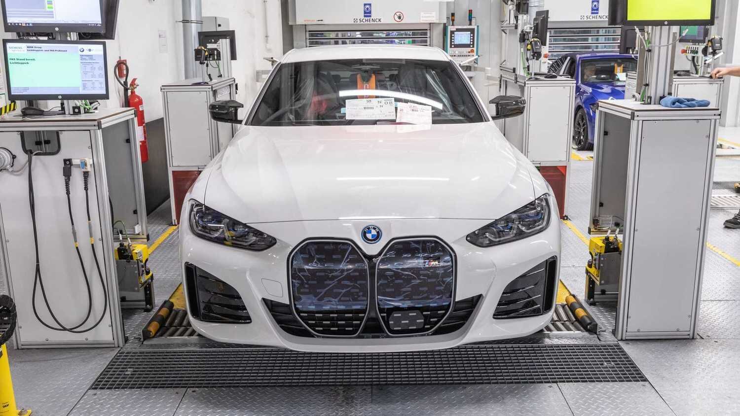 O BMW i4 eDrive40 está sendo comercializada pelo preço inicial de US$ 56.395