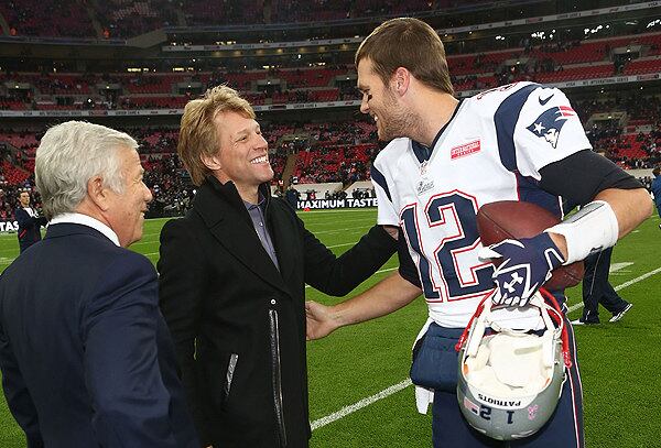 O vocalista da banda Bon Jovi entrou
na disputa para adquirir o Buffalo Bills, da NFL. No entanto, a possibilidade
tem provocado arrepios no torcedor da equipe de Nova York. Isso porque o
rockstar pretende levar a franquia para Toronto, no Canadá, ou Los Angeles