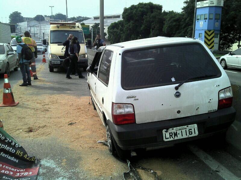 A lataria do carro do PM ficou com marcas de bala