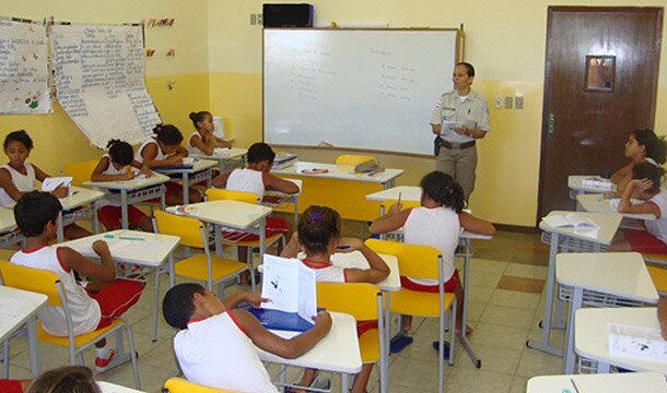 As questões, na área de leitura, escrita e matemática, são divididas em dois dias de aplicação da avaliação