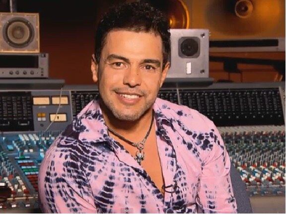 4º lugar: Zezé Di Camargo (11,01%)
A separação turbulenta de Zilu Camargo e o namoro com Graciele Lacerda transformaram Zezé Di Camargo numa das celebridades mais comentadas do Brasil. Desde que assumiu o romance com a jornalista 19 anos mais nova, o cantor não se calou diante dos críticos e rebateu até os fãs, conquistando seu posto na lista de Mala do Ano