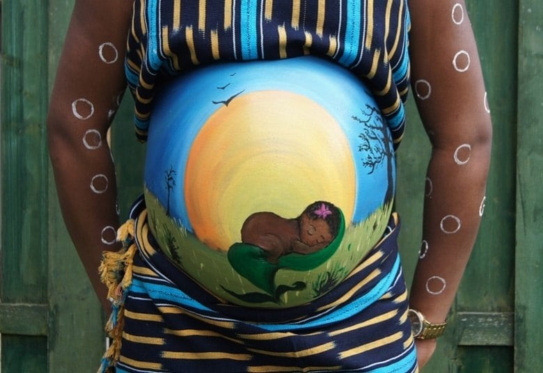 O pacote inclui todo o tratamento da mulher que irá gerar a criança e também parto. O custo pode ir de US$ 45 mil a US$ 120 mil. "Tem a doadora, tem os médicos e todos os procedimentos, além de processos jurídicos. Infelizmente, o processo fica mais caro", explica Roy Rosenblatt Nir.