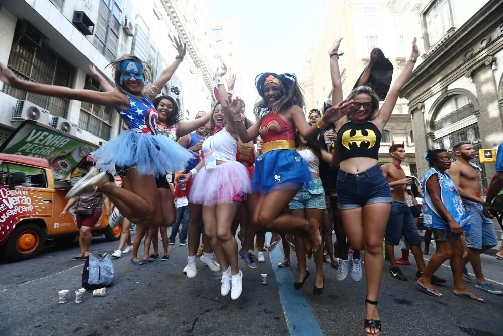 O grupo de super-heroínas não poderia faltar ao bloco