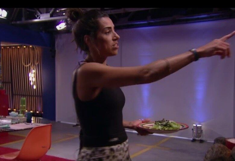 Dançarina do cantor Leonardo, Juliana também contou bastidores das turnês com o sertanejo. Para saciar a curiosidade dos brothers, ela contou que não tem muito contato com ele fora do palco. Aliás, ela disse que até os hotéis das bailarinas não são os mesmos de Leonardo