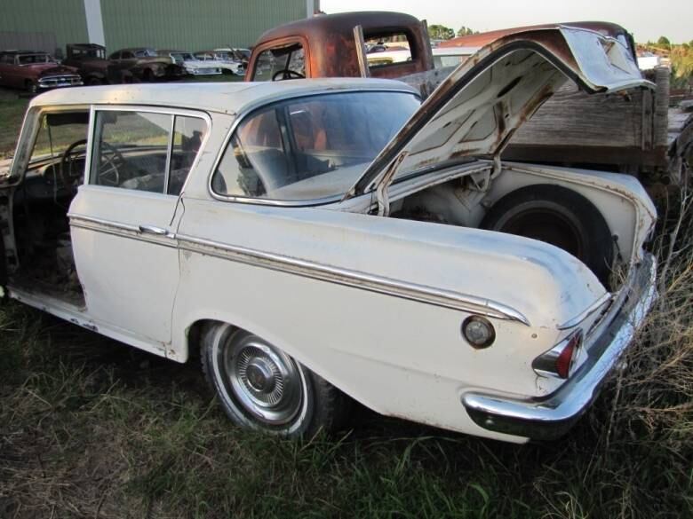 O carro mais barato do leilão é um Studebaker Classic quatro portas ano 1962. Duvida? O preço inicial de leilão é de R$ 0,77 (US$ 0,25) — o vendedor exige que o pagamento seja feito em dinheiro, preferencialmente