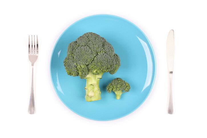 Comer pequenas porções ao longo do dia ajuda a emagrecer? 


Verdade. Como corpo precisa de calorias e nutrientes durante o dia para manter o bom funcionamento, a nutróloga garante que comer várias vezes ao dia ajuda a emagrecer.

— O ideal é comer alimentos com pouca gordura e nutritivos divididos em pelo menos cinco refeições