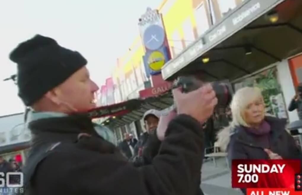 Liz e sua equipe entrevistavam moradores do subúrbio de Rinkeyby, em Estocolmo (Suécia), quando foram surpreendidos pelo grupo de homens mascarados