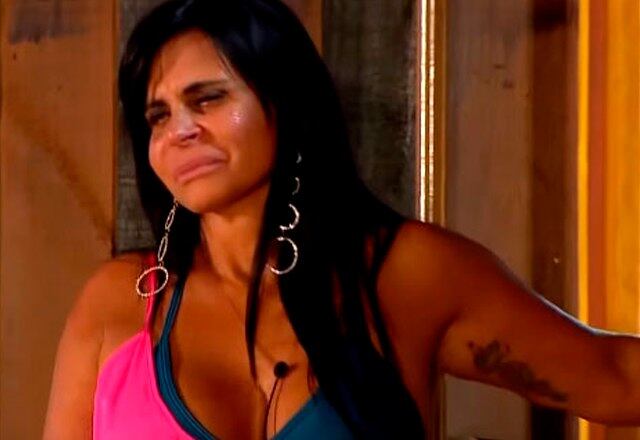 Gretchen
Essa nem precisaria de legenda! Ao longo de sua participação no reality, a nossa Rainha dos Memes conquistou o público com seus gestos e frases icônicas! Um dos momentos mais marcantes foi esse de quando ela tocou o sino, anunciando sua desistência da quinta temporada