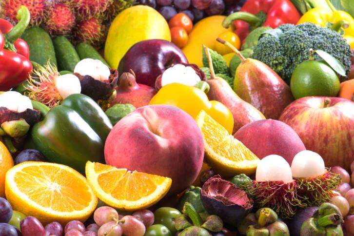 Frutas são ricas em antioxidantes, que previnem um processo em que as moléculas de oxigênio se associam a outros elementos e causam danos genéticos às células — o que aumenta as chances de se desenvolver câncer de mama. Elas também são uma excelente fonte de fibras dietéticas, que, segundo estudos, ajudam a diminuir o risco de se ter a doença

