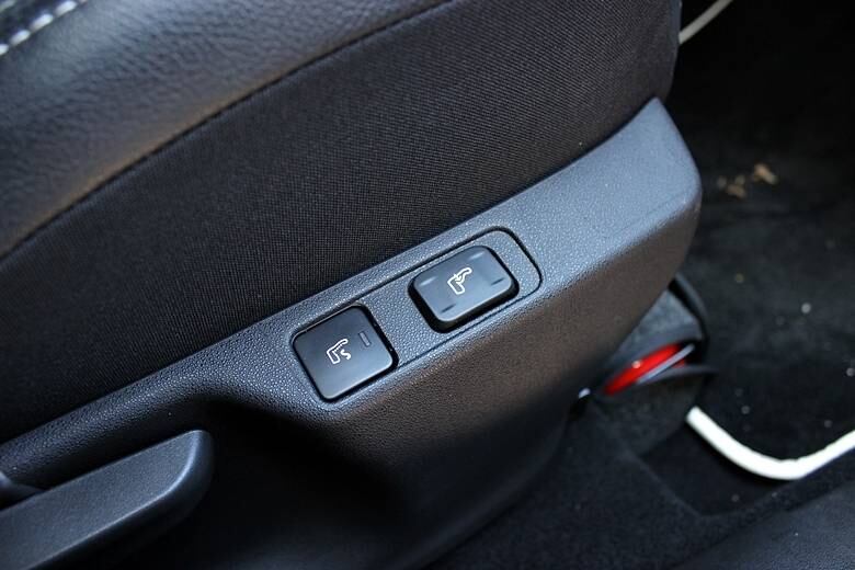 Detalhe dos botões de massagem e ajuste elétrico da coluna lombar

Luiz Betti/R7
