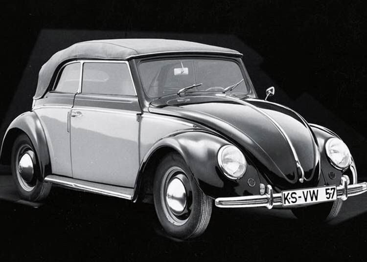 Outro modelo do carro popular com a capota de lona, de 1949