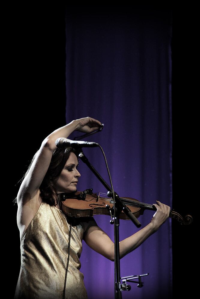 O ponto alto das
apresentações foi quando Sharon tocou no violino As Rosas Não Falam, do compositor brasileiro Cartola. O público a
aplaudiu de pé e a cantora prometeu levar a música por toda sua turnê