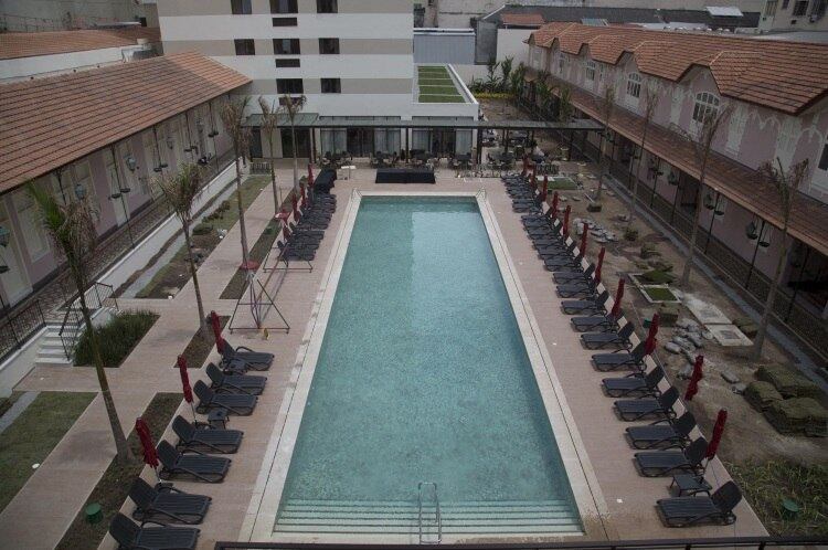 Hóspedes podem usufruir de piscina externa
