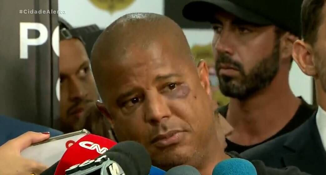 5. Detalhes do cativeiro

Após serem abordados, Marcelinho e Taís foram levados a uma casa, também no município de Itaquaquecetuba. No local, ele foi obrigado a informar a senha do celular aos criminosos, que realizaram transferências bancárias via Pix. "Você tem que colaborar para a gente pegar todo o seu dinheiro", afirmaram os sequestradores, segundo o ex-jogador. Ele disse que foi agredido e que os criminosos jogaram roleta-russa com uma arma apontada para a cabeça do casal