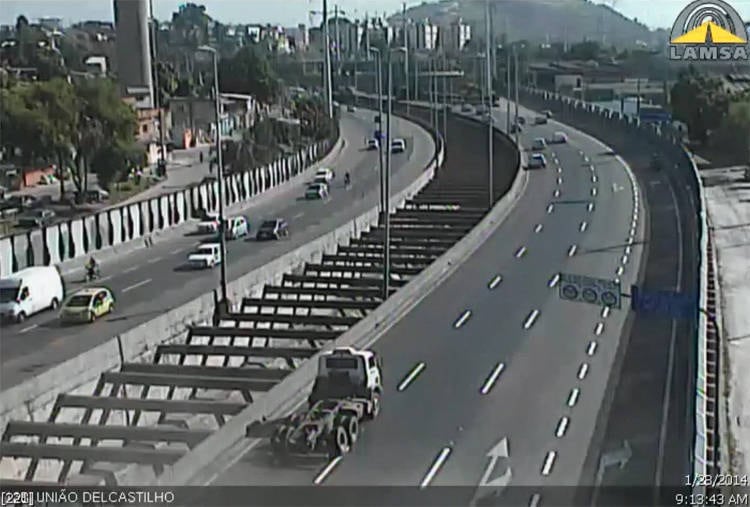 A caçamba se desprendeu da boleia, que só foi parar a cerca de 300 m da passarela