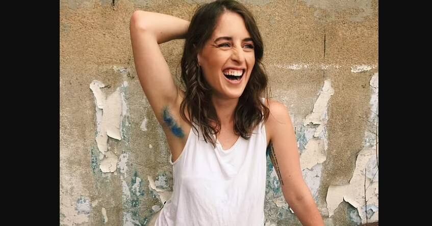 Emily Ross, agora aos 30 anos de idade, ficou sem depilar suas axilas e e pernas durante período de três anos com o intuito de promover uma maior aceitação do corpo como ele é