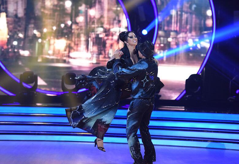 Fabíola Gadelha e Bruno Kimura apostaram no paetê para dançar o Foxtrote