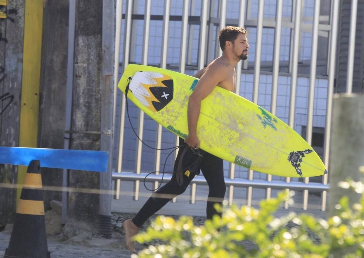 Cauã Reymond é fotografado em dia de surfe no Rio
