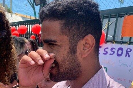 Hudson se emocionou com o apoio dos pais e alunos