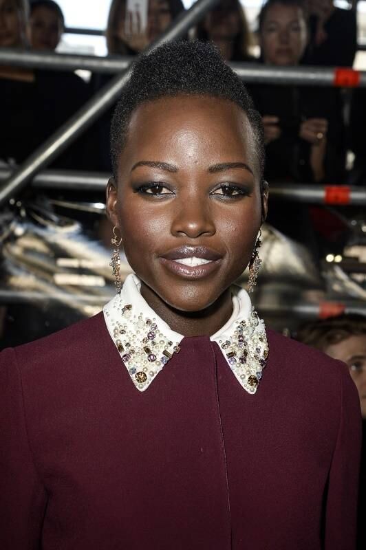 Lupita Nyong'o, vencedora da categoria melhor atriz coadjuvante do Oscar, tem mostrado que é destaque não só nos cinemas. Sempre com looks impecáveis, a atriz mostra que sabe — e muito! — ter estilo. E não é só na hora de se vestir que ela acerta. Com a cútis iluminada, suas maquiagens se destacam e mostram que ter a pele negra não é justificativa para não inovar na hora de se produzir. Basta seguir algumas dicas de especialistas para acertar