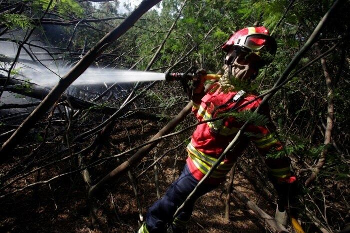 Autoridades esperam que fogo seja completamente dominado nesta terça-feira (20)