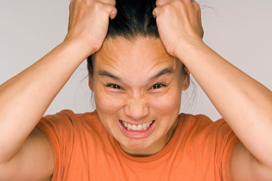 5. Altera constantemente o estado de humor
O açúcar pode causar picos e quedas nos níveis de glicose no sangue, fazendo com que a pessoa se sinta mais ansiosa, irritada e mal-humorada. Um estudo feito com mulheres que estão na pós-menopausa descobriu que a substância estava mesmo ligada ao desenvolvimento de depressão